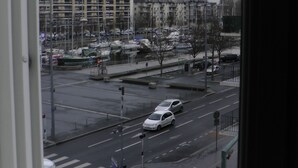 A view of a city street with buildings, cars, and a pedestrian crossing. - Hôtel de L'Univers (Caen)