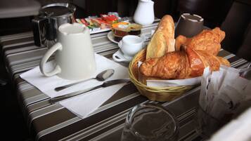 Desayuno buffet (EUR 9 por persona)