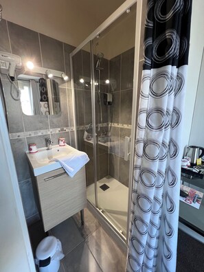 Free toiletries, hair dryer, towels - Hôtel de L'Univers (Caen)