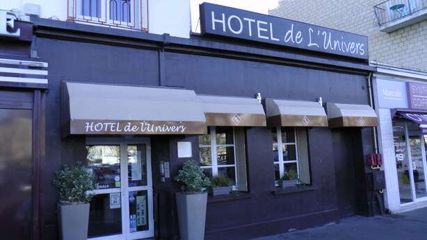 A building with a sign reading "HOTEL de L'Univers". - Hôtel de L'Univers (Caen)