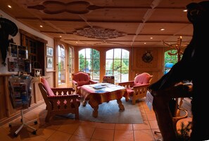 Lobby sitting area - Seehotel Jaegerhof Hubertus (Spiez)