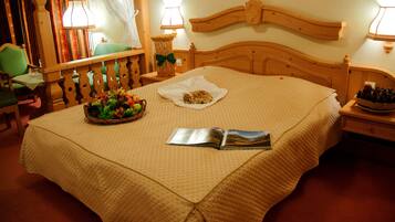 1 habitación, cubrecamas, escritorio y cuna de viaje