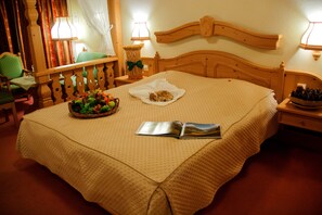 1 bedroom, down comforters, desk, travel crib - Seehotel Jaegerhof Hubertus (Spiez)