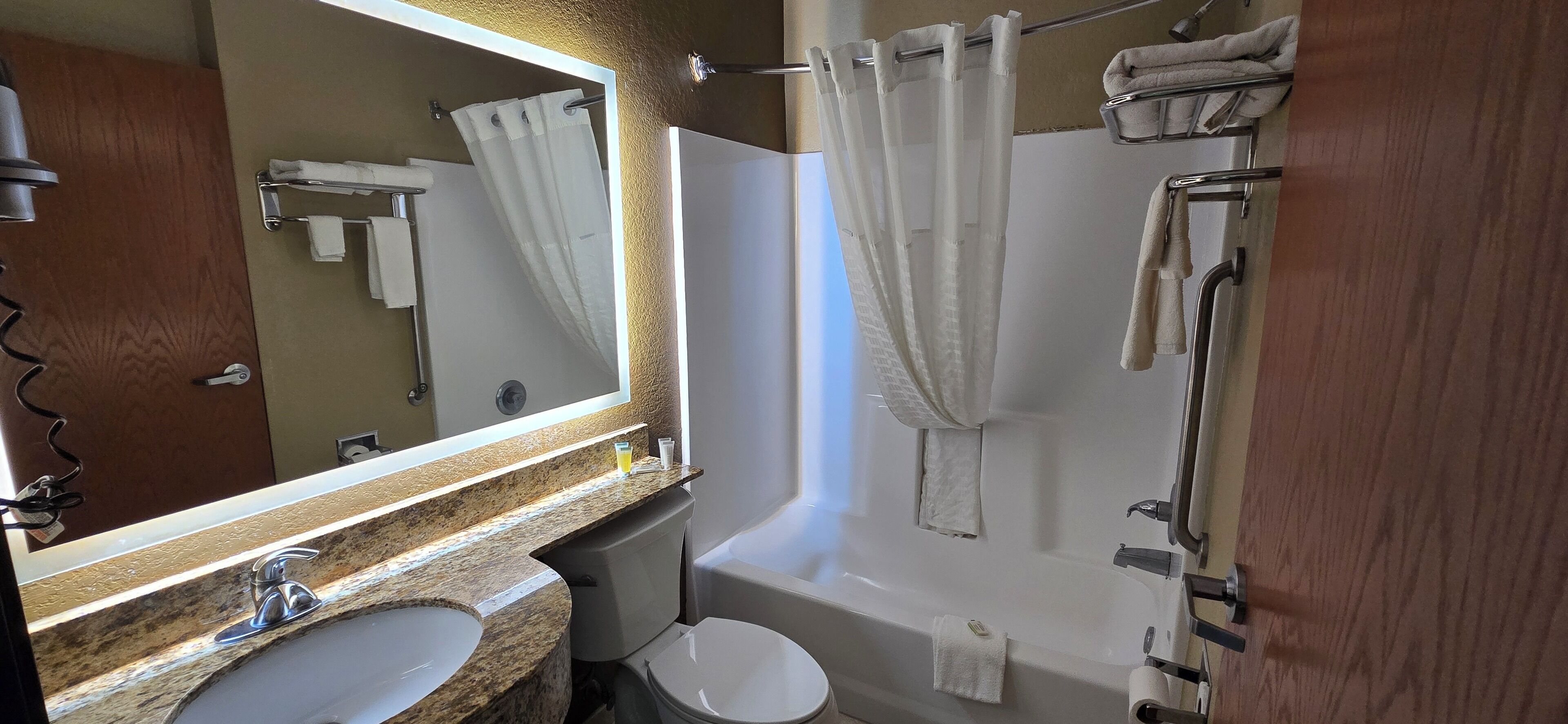 Un baño con lavamanos, inodoro y bañera.