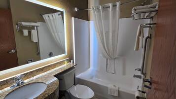 Un baño con lavamanos, inodoro y bañera.