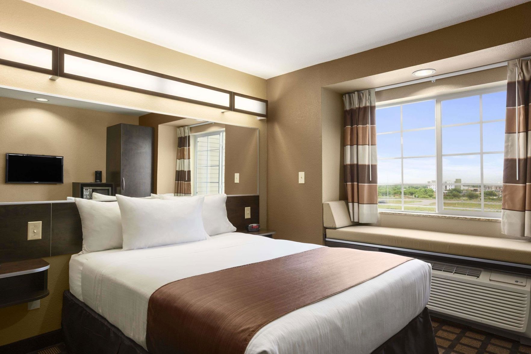 Hypo-allergenic bedding, pillowtop beds, in-room safe, desk