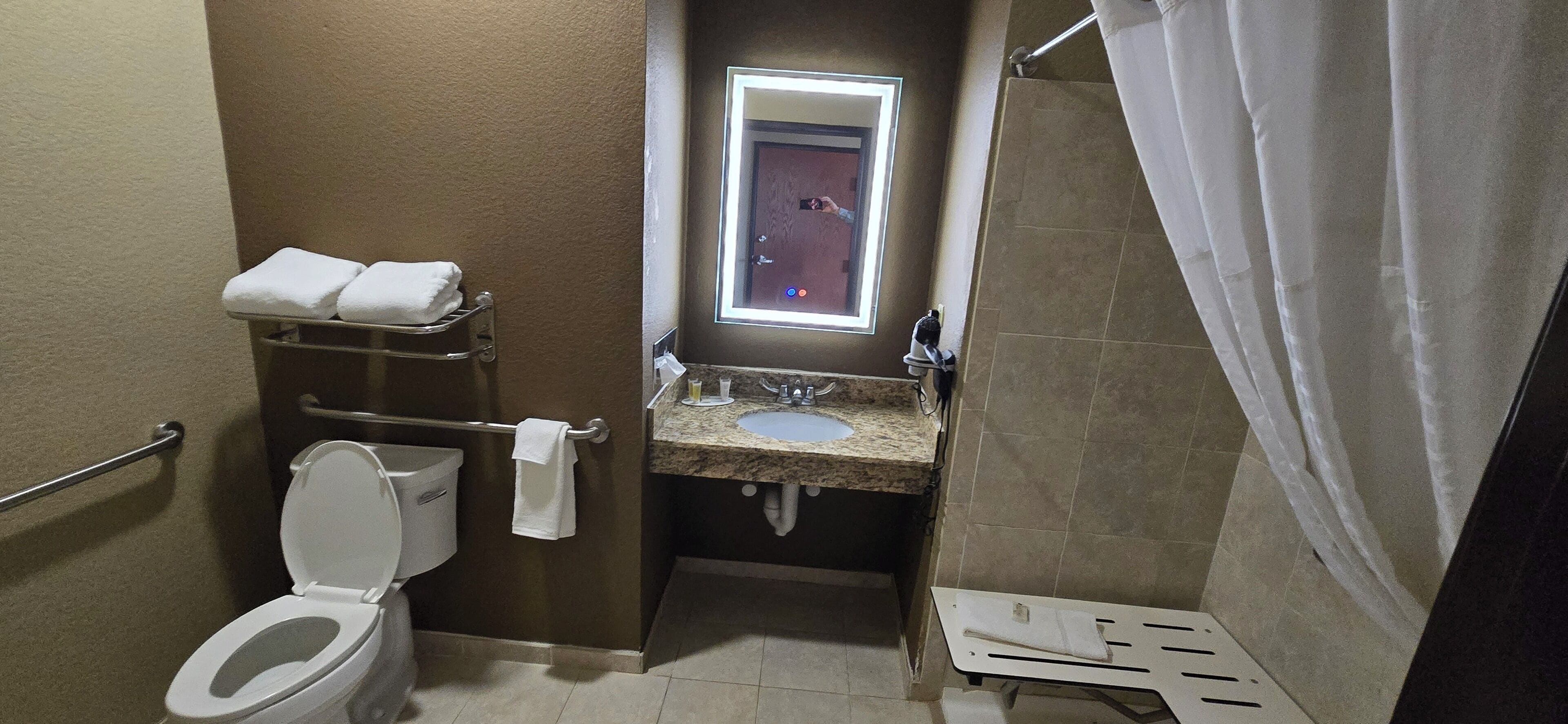 Un baño pequeño con inodoro, lavabo y ducha.