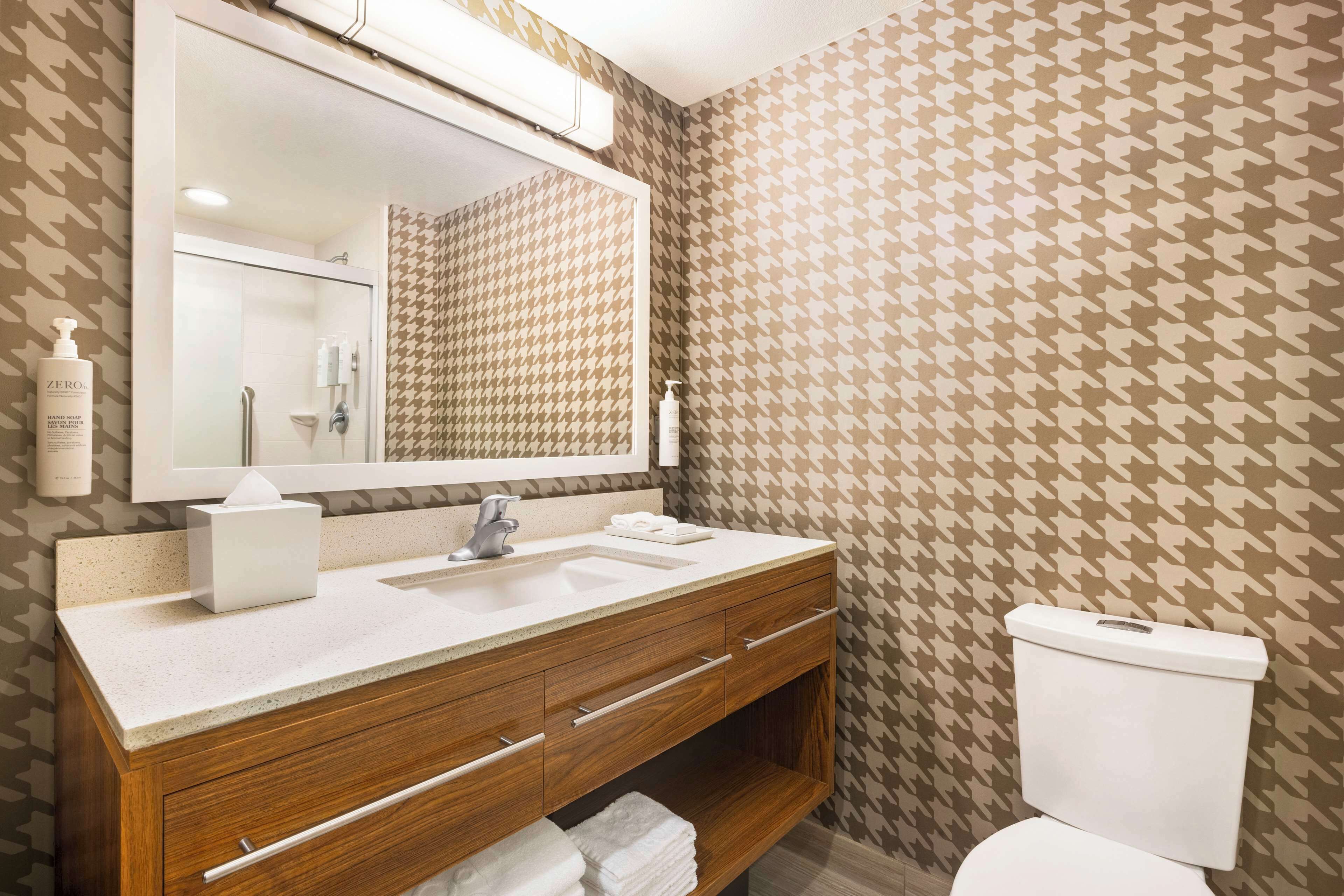 studio, 1 queen bed | bathroom | combined shower/bathtub, free toiletries, hair dryer, towels