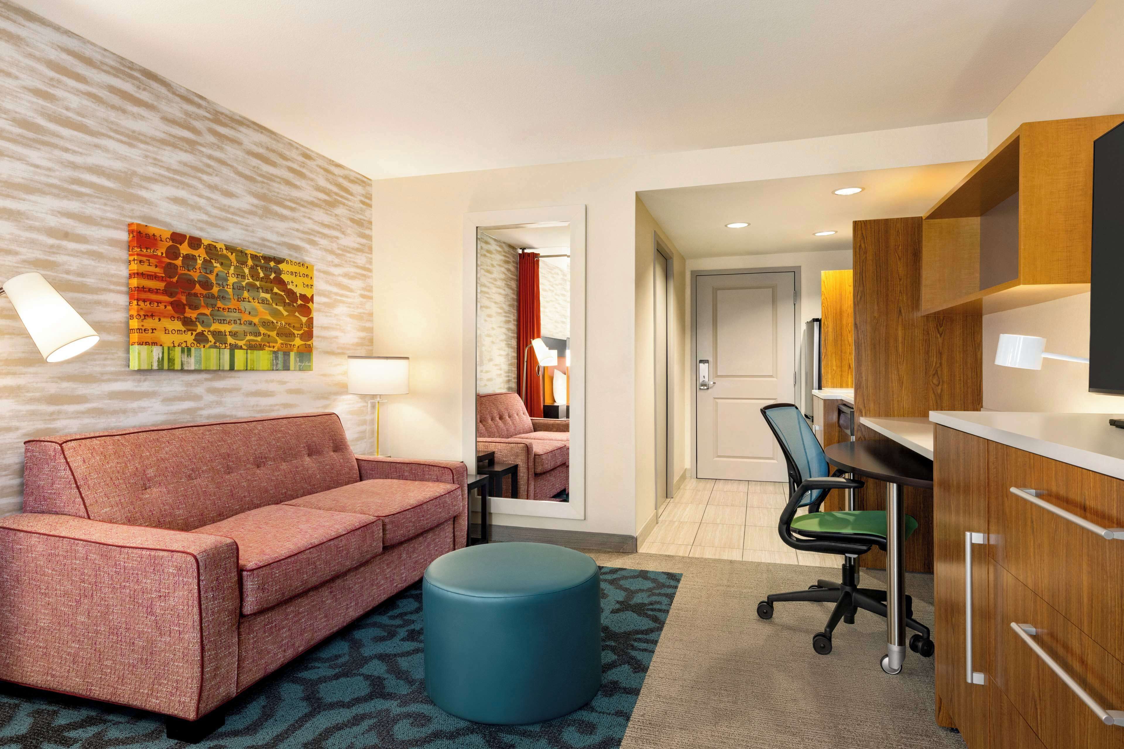 studio, 1 queen bed | living area | 42-inch flat-screen tv with cable channels, tv, pay films