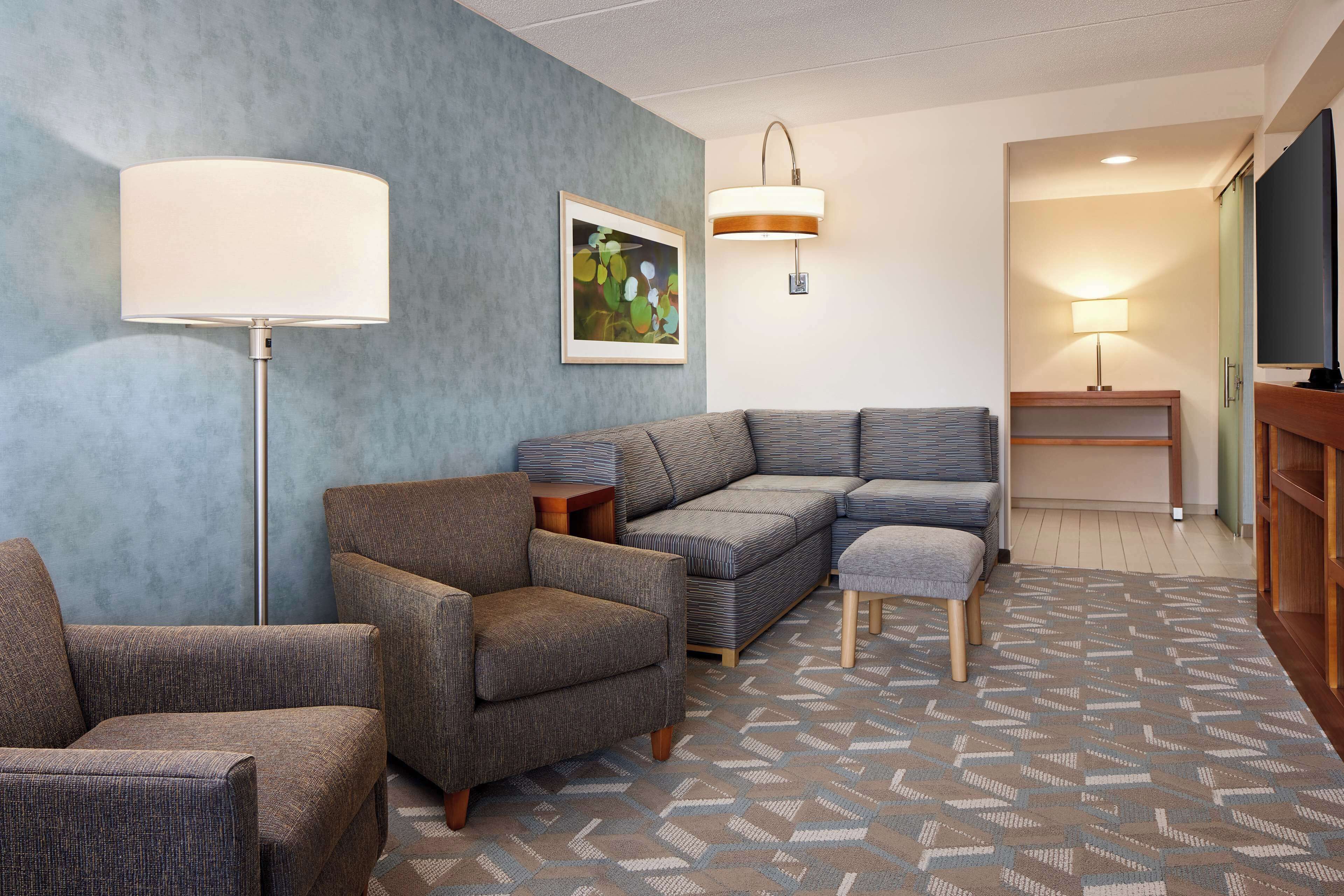 standard room, 1 king bed | premium bedding, desk, laptop workspace, blackout curtains