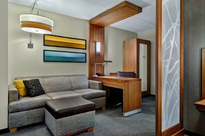 Luxe beddengoed, een bureau, een laptopwerkplek