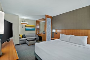 Luxe beddengoed, een bureau, een laptopwerkplek