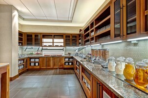 包含每日自助早餐