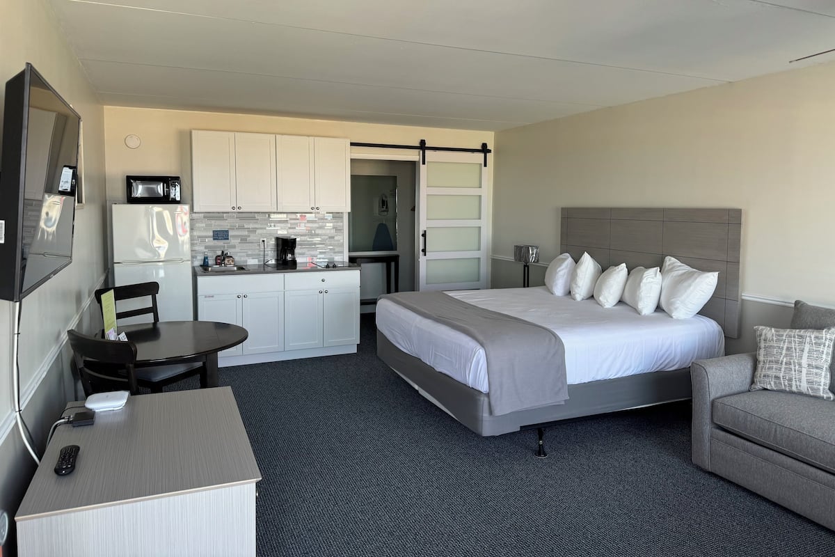 Suite familiar, 1 cama King size y sofá cama, cocineta (Ocean Front) | Vista a la playa o el mar