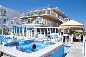 Seasonal outdoor pool, pool loungers - Granada Ocean Resort (Wildwood Crest)