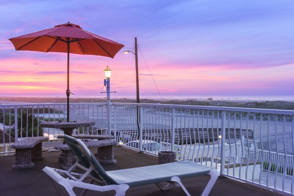 Suite familiar, 1 cama King size y sofá cama, cocineta (Ocean Front) | Terraza o patio