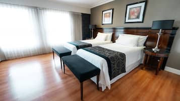 Een minibar, een kluis op de kamer, een bureau, een laptopwerkplek