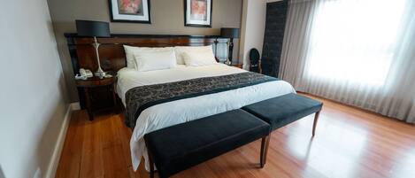 Premier Doble Matrimonial | Minibar, in-room safe, desk, laptop workspace