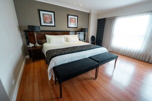 Premier Doble Matrimonial | Minibar, caja fuerte, escritorio y espacio para trabajar con un portátil