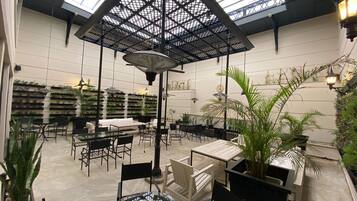 Déjeuner et dîner servis sur place