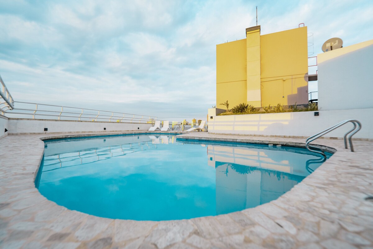 Una piscina al aire libre de temporada