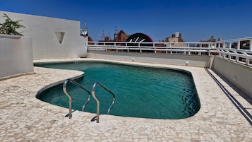 Una piscina al aire libre de temporada