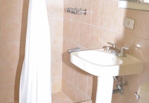 Double Room with balcony | Baño | Regadera, regadera tipo lluvia, amenidades de baño gratuitas 