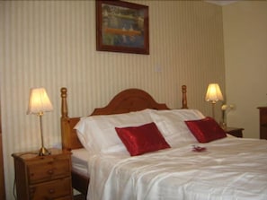 Doppelzimmer, mit Bad | Individuell dekoriert, Bügeleisen/Bügelbrett, kostenlose Babybetten