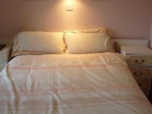 Kahden hengen huone, kylpyhuone makuuhuoneen yhteydessä | Yksilöllisesti sisustettu, yksilöllisesti kalustettu