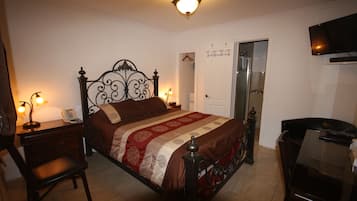 Habitació superior, 1 llit de matrimoni | Caixa forta a l'habitació, decoració individual i mobiliari individual