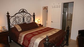 Habitació superior, 1 llit de matrimoni | Caixa forta a l'habitació, decoració individual i mobiliari individual