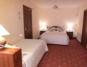 Family Room, Ensuite | Iron/ironing board, free WiFi