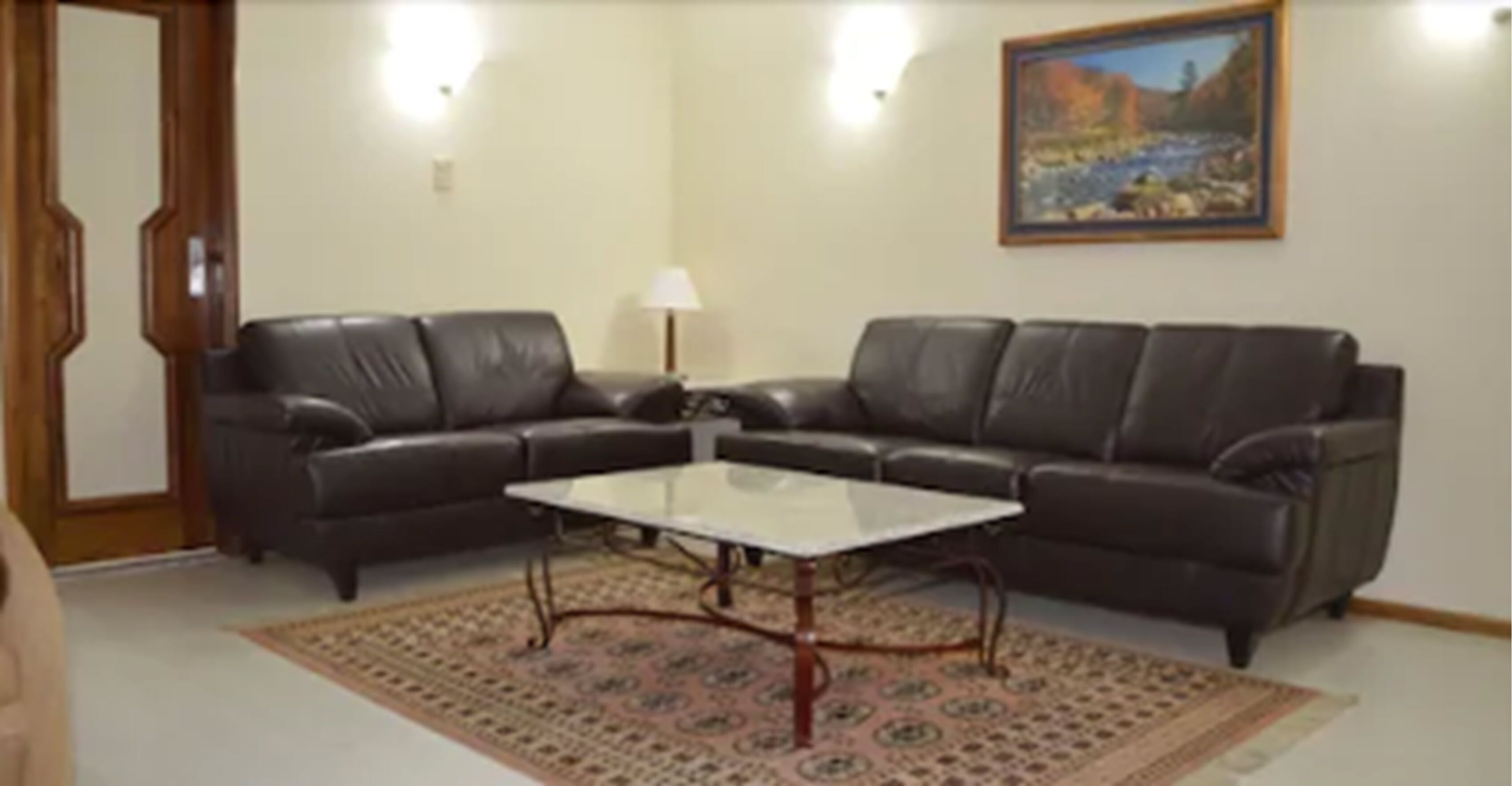 suite superior | living area | 40-inch tv with cable channels