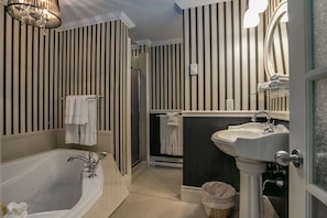 Deluxe Jacuzzi Room | Banheiro | Chuveiro/banheira combinados, secador de cabelo, toalhas de banho