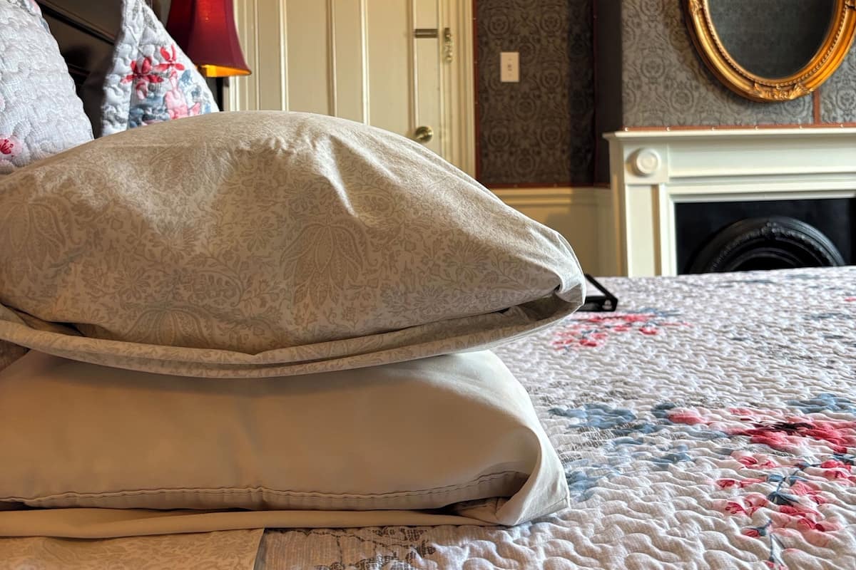 Deluxe Jacuzzi Room | Draps en coton égyptien, literie de qualité supérieure