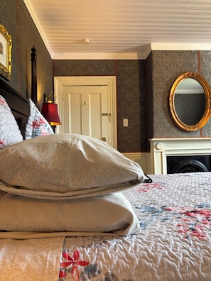 1 bedroom, Egyptian cotton sheets, premium bedding, down comforters