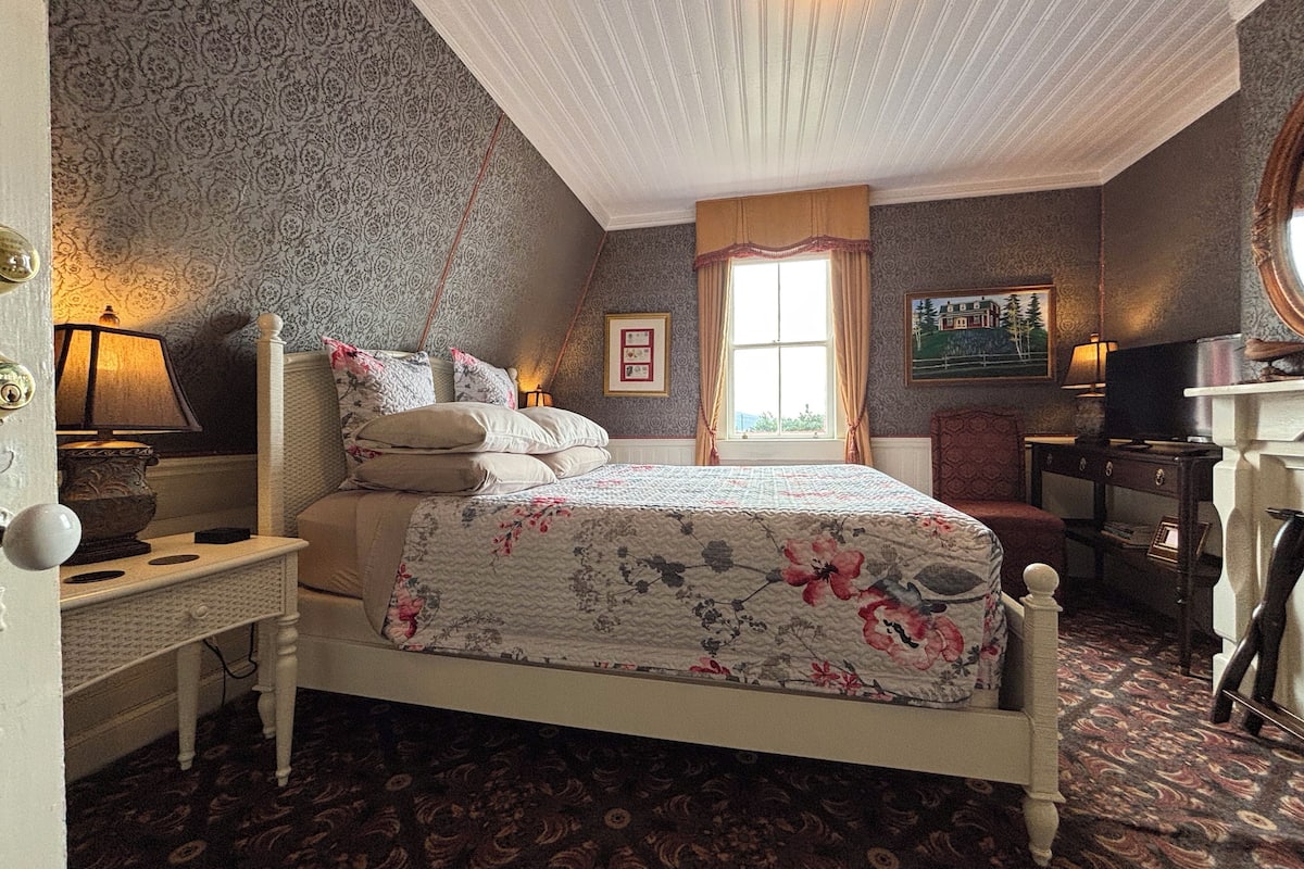 1 bedroom, Egyptian cotton sheets, premium bedding, down comforters