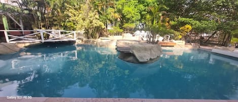 Piscine extérieure, chaises longues