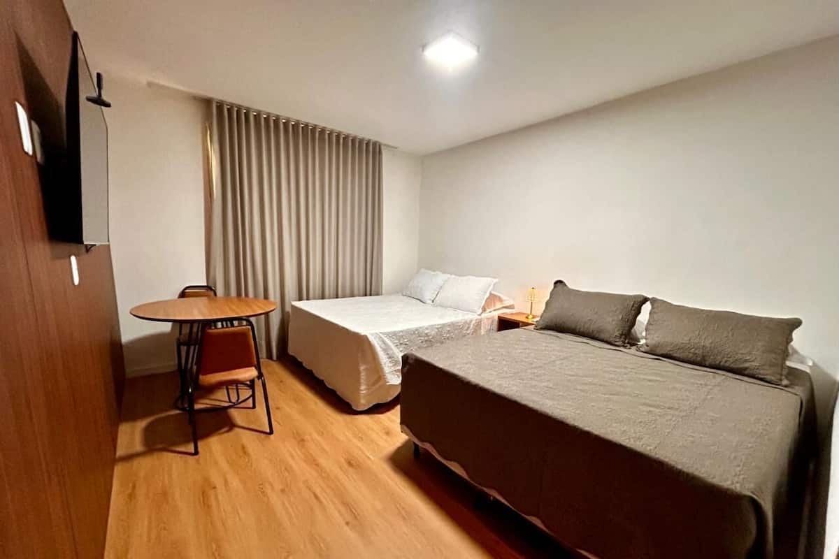 Minibar, bureau, espace de travail pour ordinateur portable