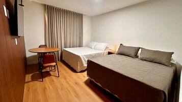 Minibar, bàn, khu vực làm việc phù hợp cho laptop