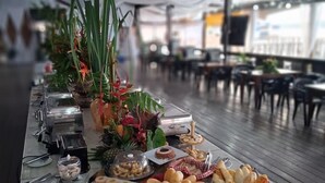 A buffet setup with various food items and a decorative lamp. - Hotel Amazônico (Belém)