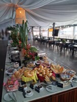 Az árban foglalt svédasztalos reggeli mindennap