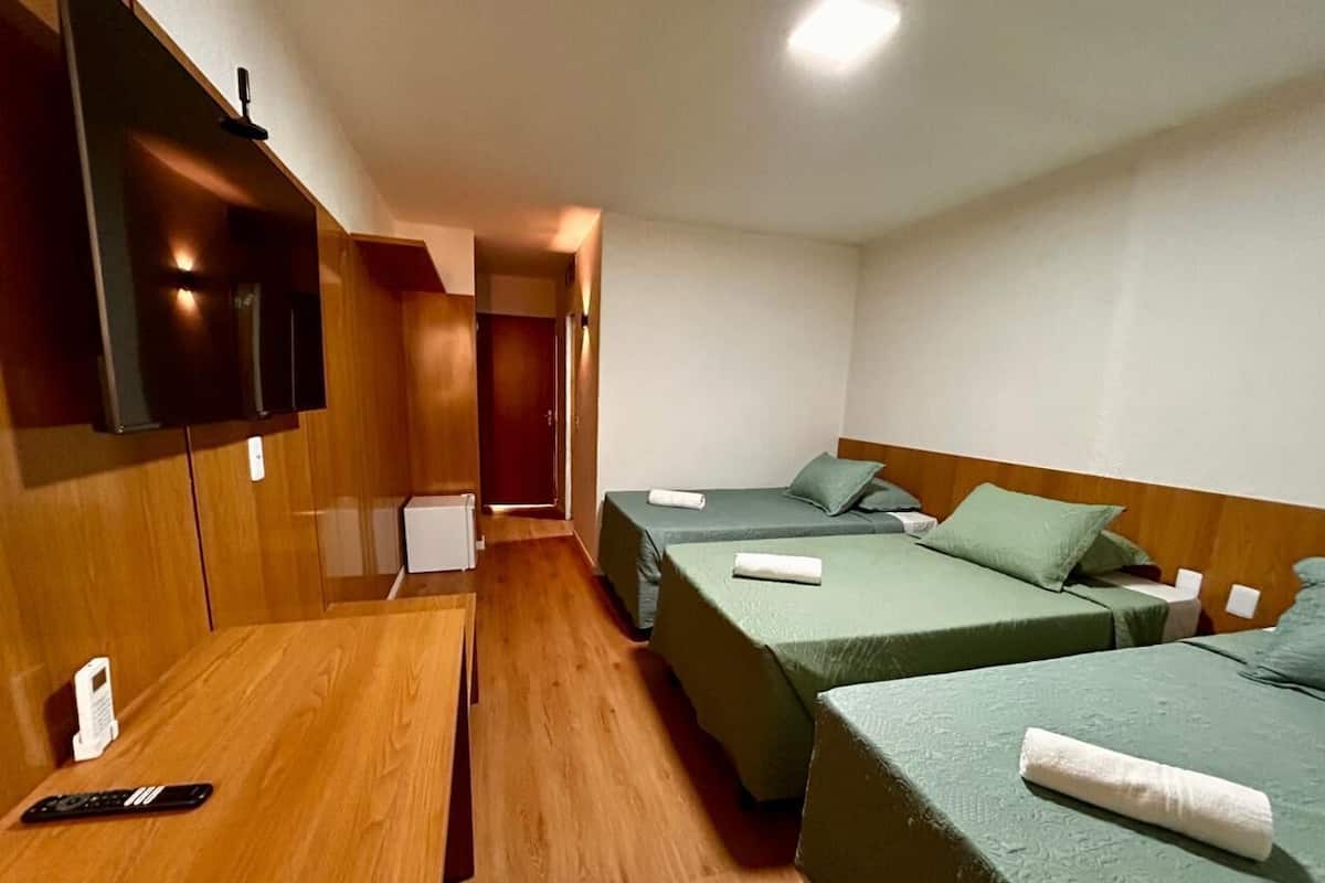 Chambre Triple Standard | Minibar, bureau, espace de travail pour ordinateur portable