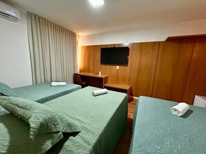 Standaard tweepersoonskamer | Een minibar, een bureau, een laptopwerkplek, gratis wifi