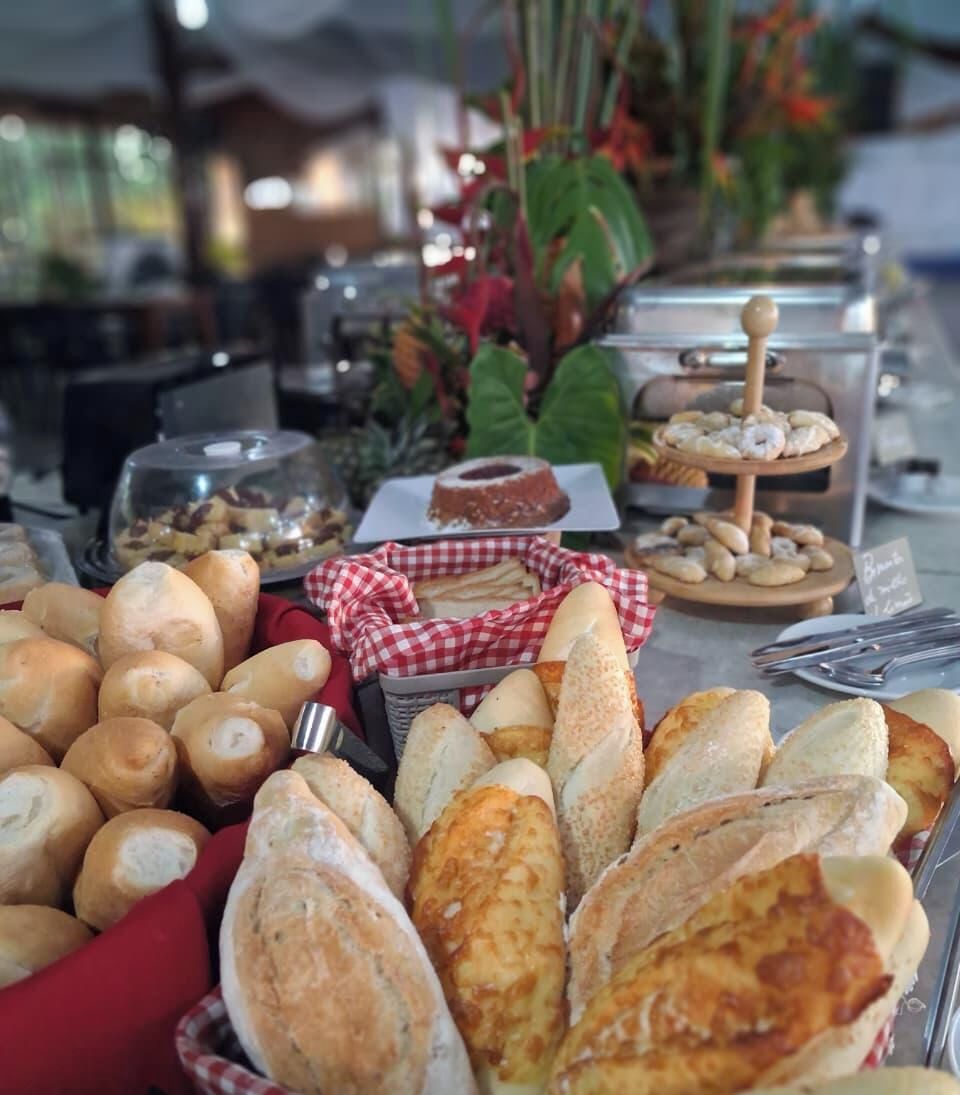 En buffet med forskellige brød- og kagevarer.