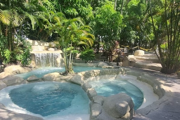 Una piscina al aire libre (de 07:00 a 22:00), tumbonas