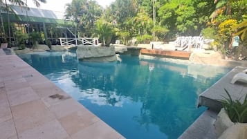 Utomhuspool med öppettider 07.00 till 22.00, och solstolar