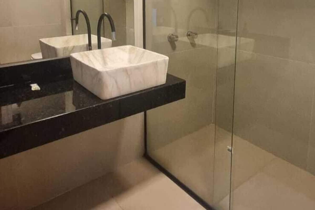 Standard Double Room | Bathroom | Shower, towels