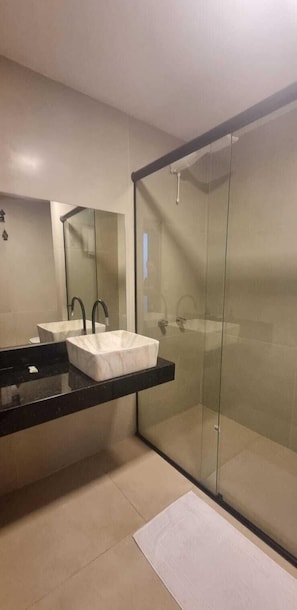 Standard Double Room | Bathroom | Shower, towels