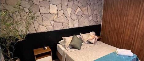 Minibar, wifi gratis y ropa de cama